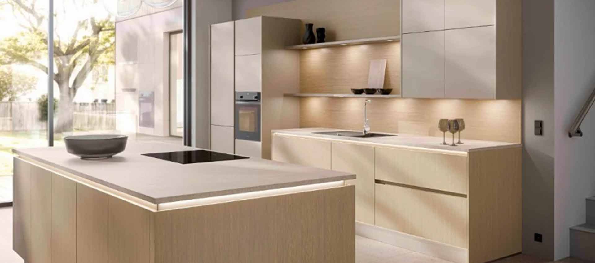 Moderne, minimalistische Küche mit hellen Holzschränken, Kochinsel und eingebauten Edelstahlgeräten