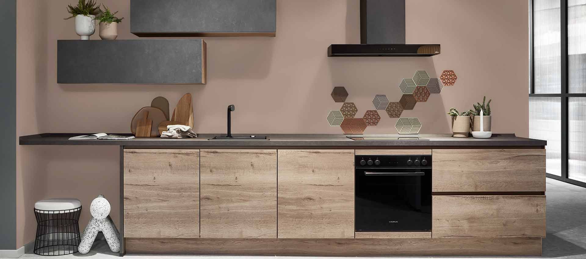 Moderne, minimalistische Küche mit Holzschränken, schwarzen Arbeitsplatten, Regalen, Spüle, Backofen und kleinen Dekorationselementen.