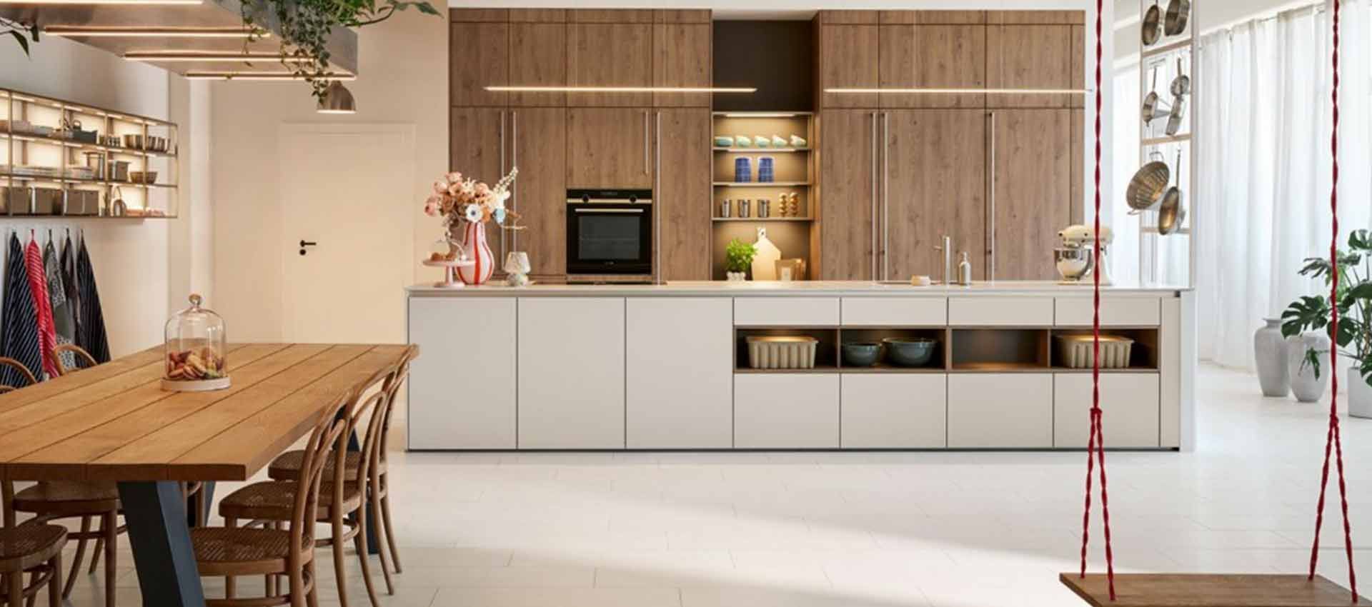 Moderne Küche und Essbereich mit Holzelementen, weißen Schränken und einem langen Holztisch an großen Fenstern