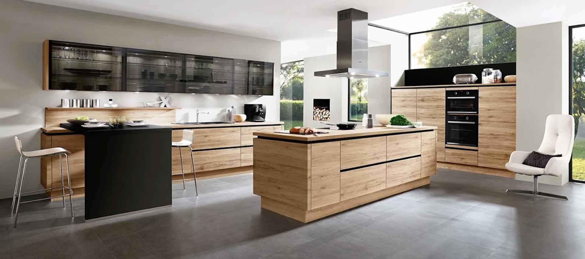 Schüller Küche mit Holzoptik und Kücheninsel