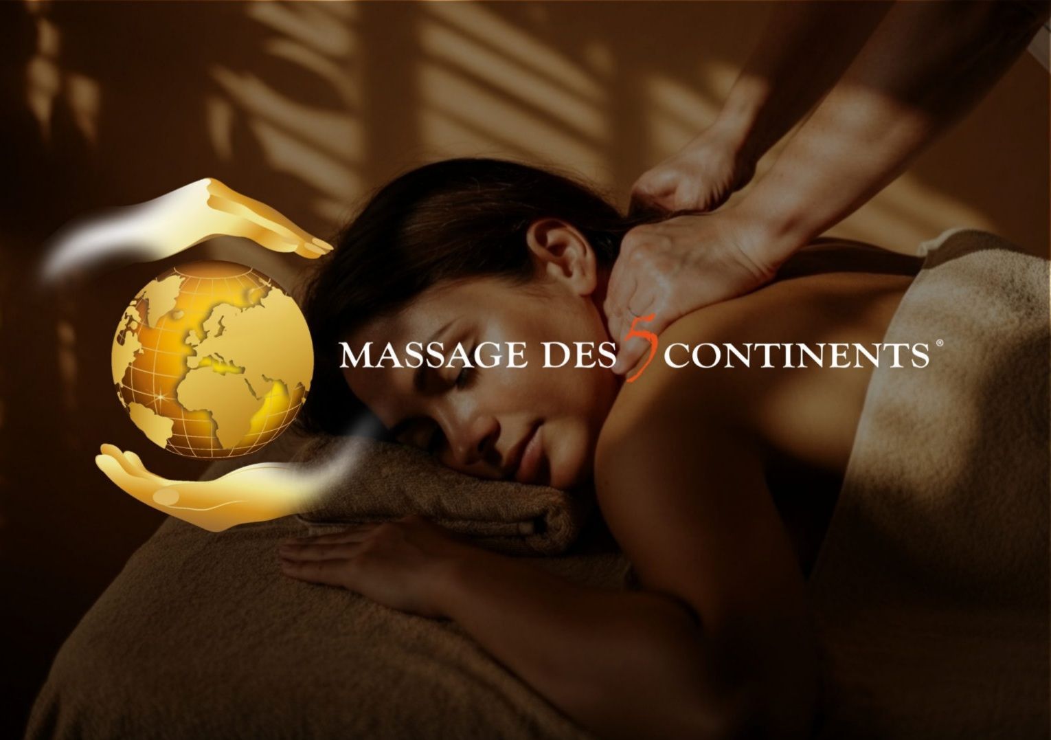 Massage spa avec une femme allongée sur le ventre