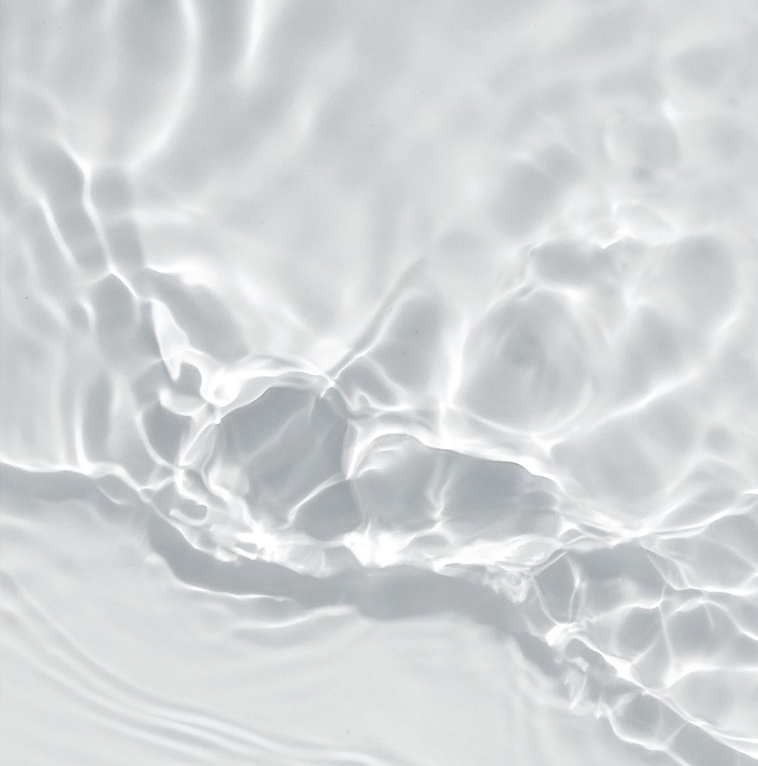 Surface d’eau blanche ondulante aux doux reflets lumineux