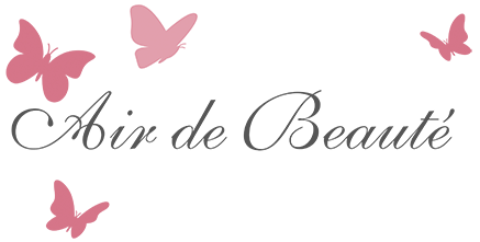 Des papillons roses autour du texte « Air de Beauté » sur fond blanc