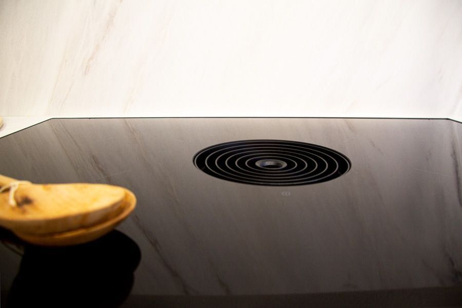 moderne Küche mit Fenix Front und Bora Kochfeld in Nürnberg