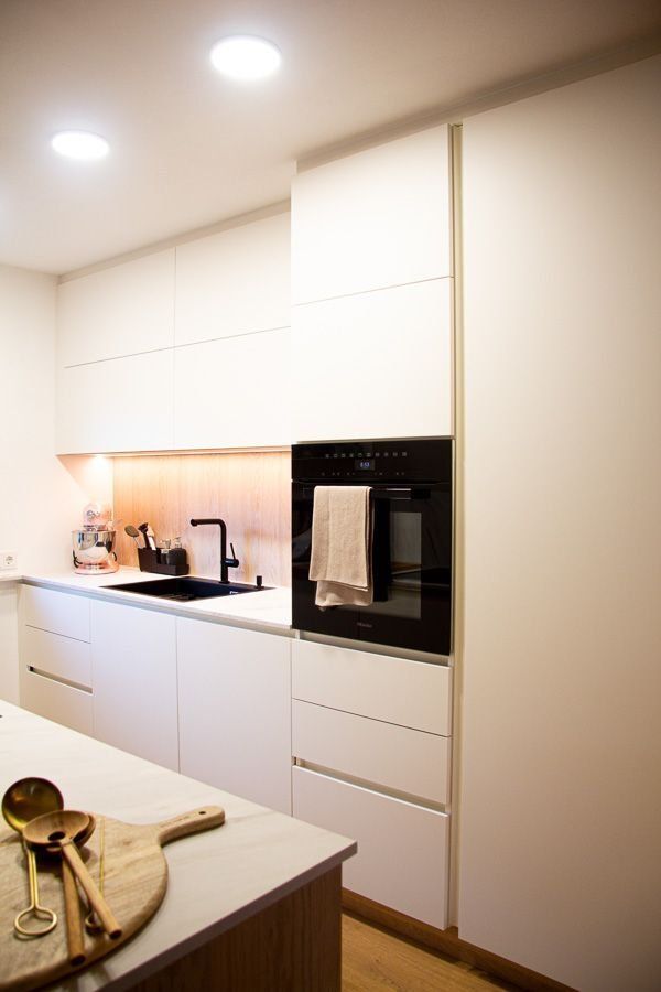 moderne Küche mit Fenix Front und Bora Kochfeld in Nürnberg