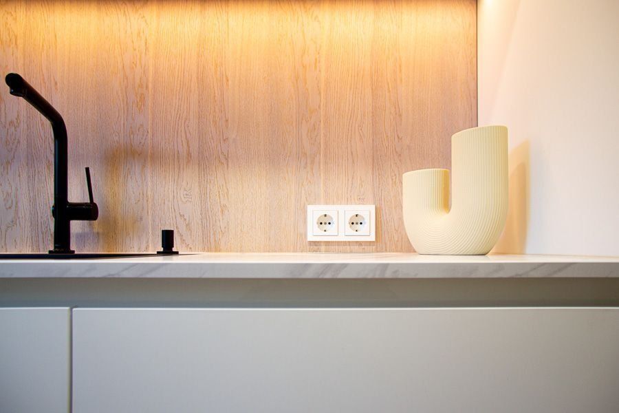 moderne Küche mit Fenix Front und Bora Kochfeld in Nürnberg