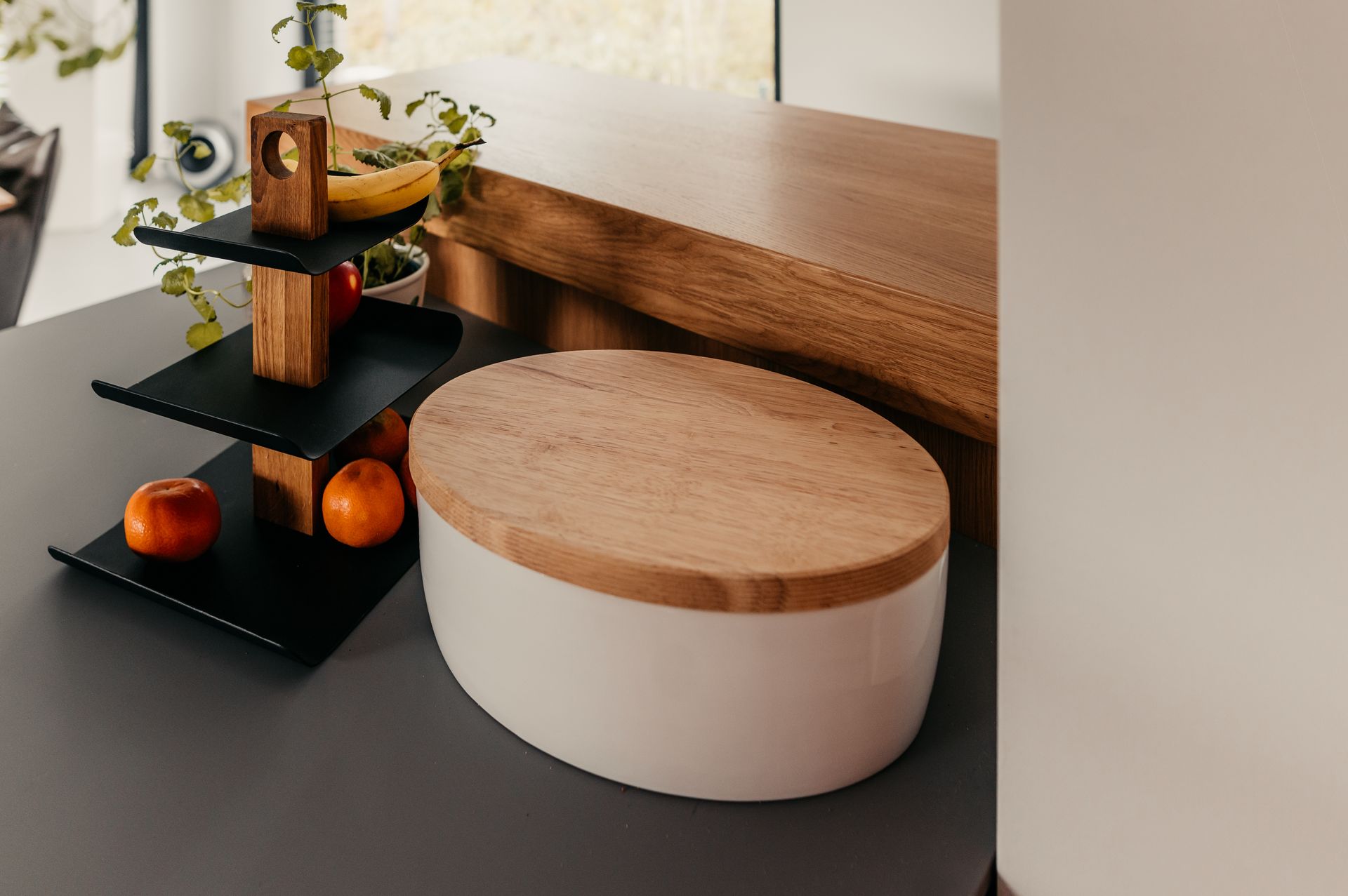 Moderne Küchentheke mit Obstauslage und Brotbehälter.