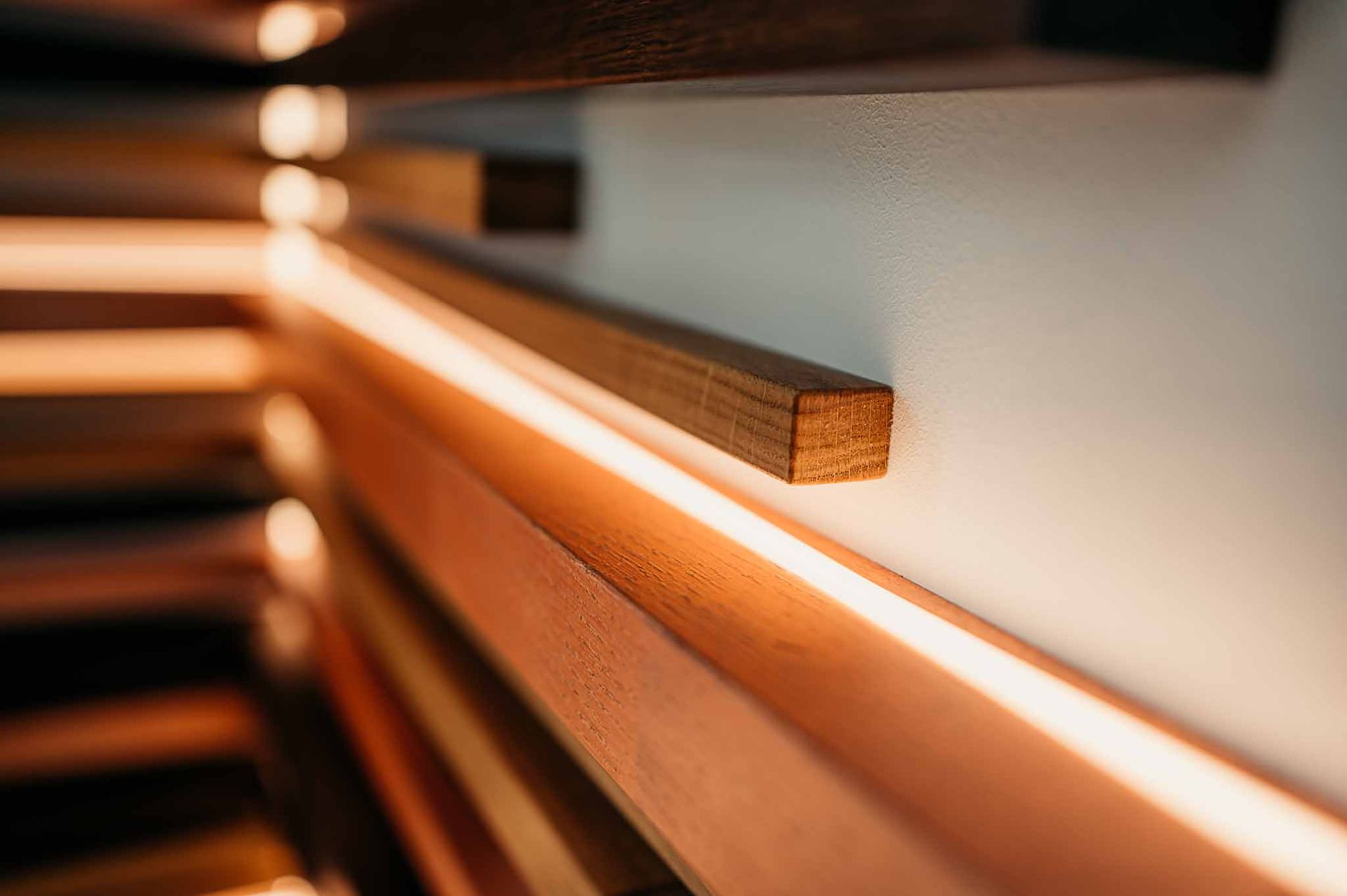 Holzvertäfelung mit warmer Umgebungsbeleuchtung.