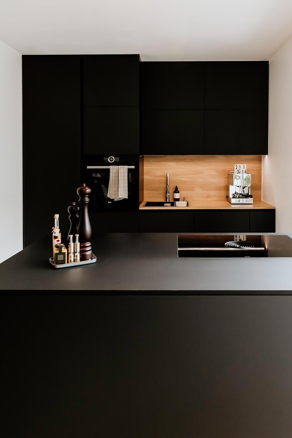 schwarze Küche in Fürth mit Bora Kochfeld