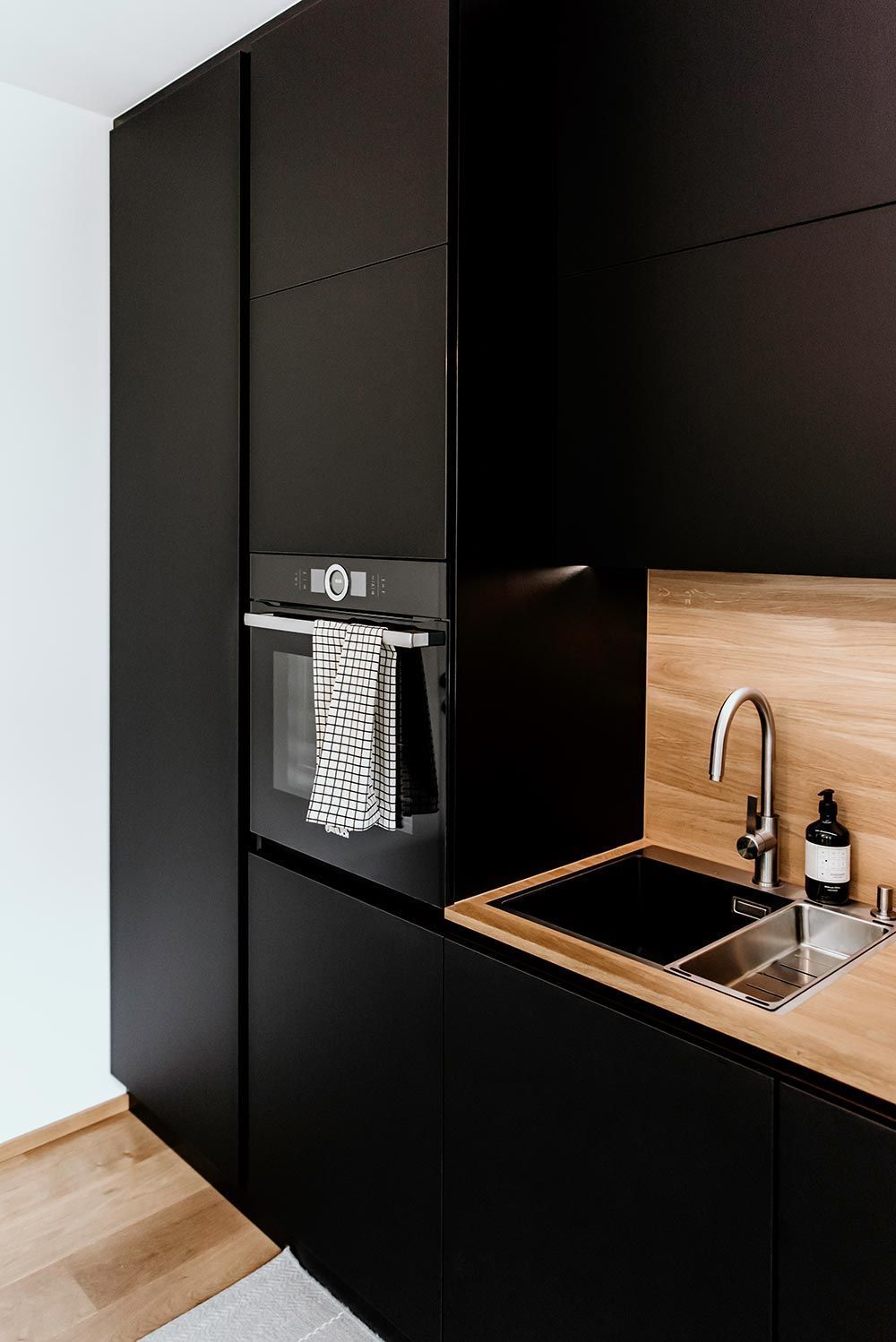 schwarze Küche in Fürth mit Bora Kochfeld