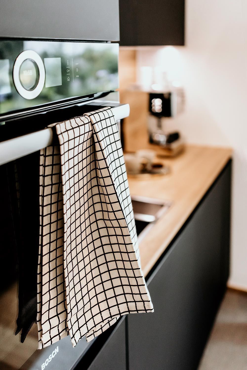 schwarze Küche in Fürth mit Bora Kochfeld