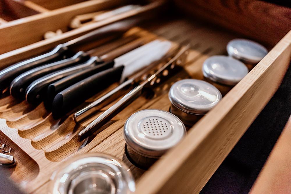 schwarze Küche in Fürth mit Bora Kochfeld