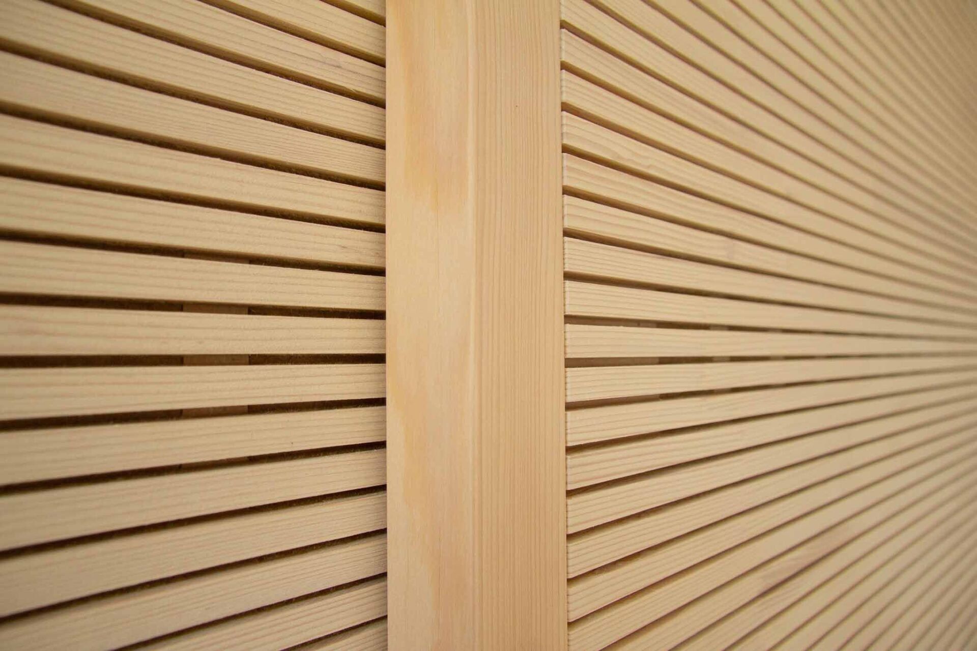 Holzlamellen-Wandverkleidung mit senkrechter Holzstütze.