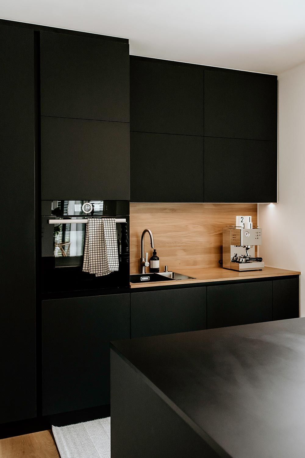 schwarze Küche in Fürth mit Bora Kochfeld