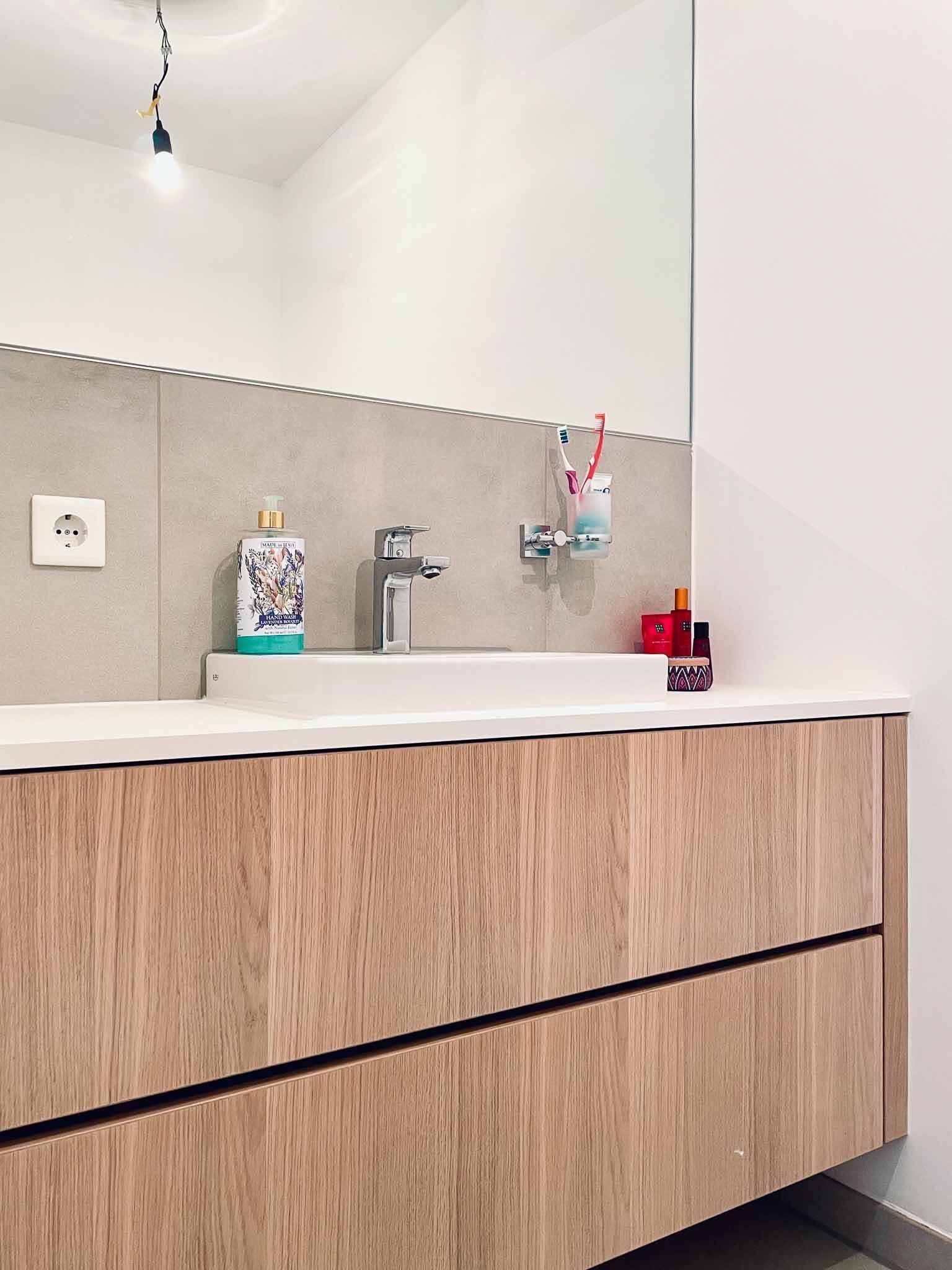 In einer erlangener Wohnung steht nun ein mit Eiche furnierter Waschtisch. Dieser besteht aus zwei Schubladen, einer Deckplatte und einem daraufsitzenden Waschbecken. Material: Eiche furniert Highlight: Griffleisten