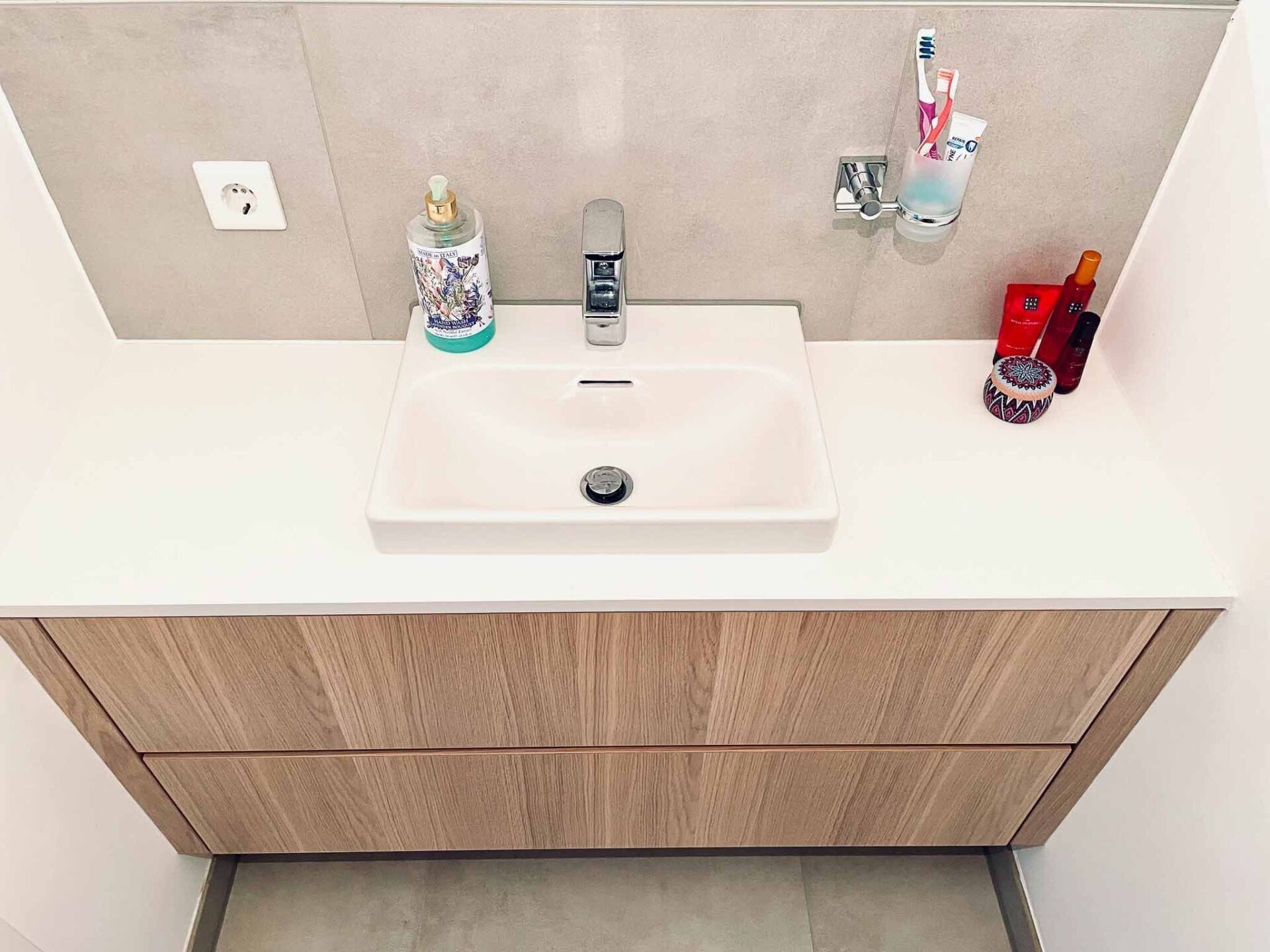 In einer erlangener Wohnung steht nun ein mit Eiche furnierter Waschtisch. Dieser besteht aus zwei Schubladen, einer Deckplatte und einem daraufsitzenden Waschbecken. Material: Eiche furniert Highlight: Griffleisten