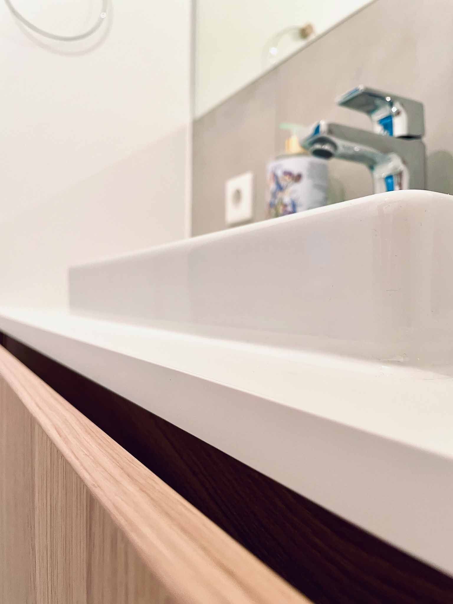 In einer erlangener Wohnung steht nun ein mit Eiche furnierter Waschtisch. Dieser besteht aus zwei Schubladen, einer Deckplatte und einem daraufsitzenden Waschbecken. Material: Eiche furniert Highlight: Griffleisten