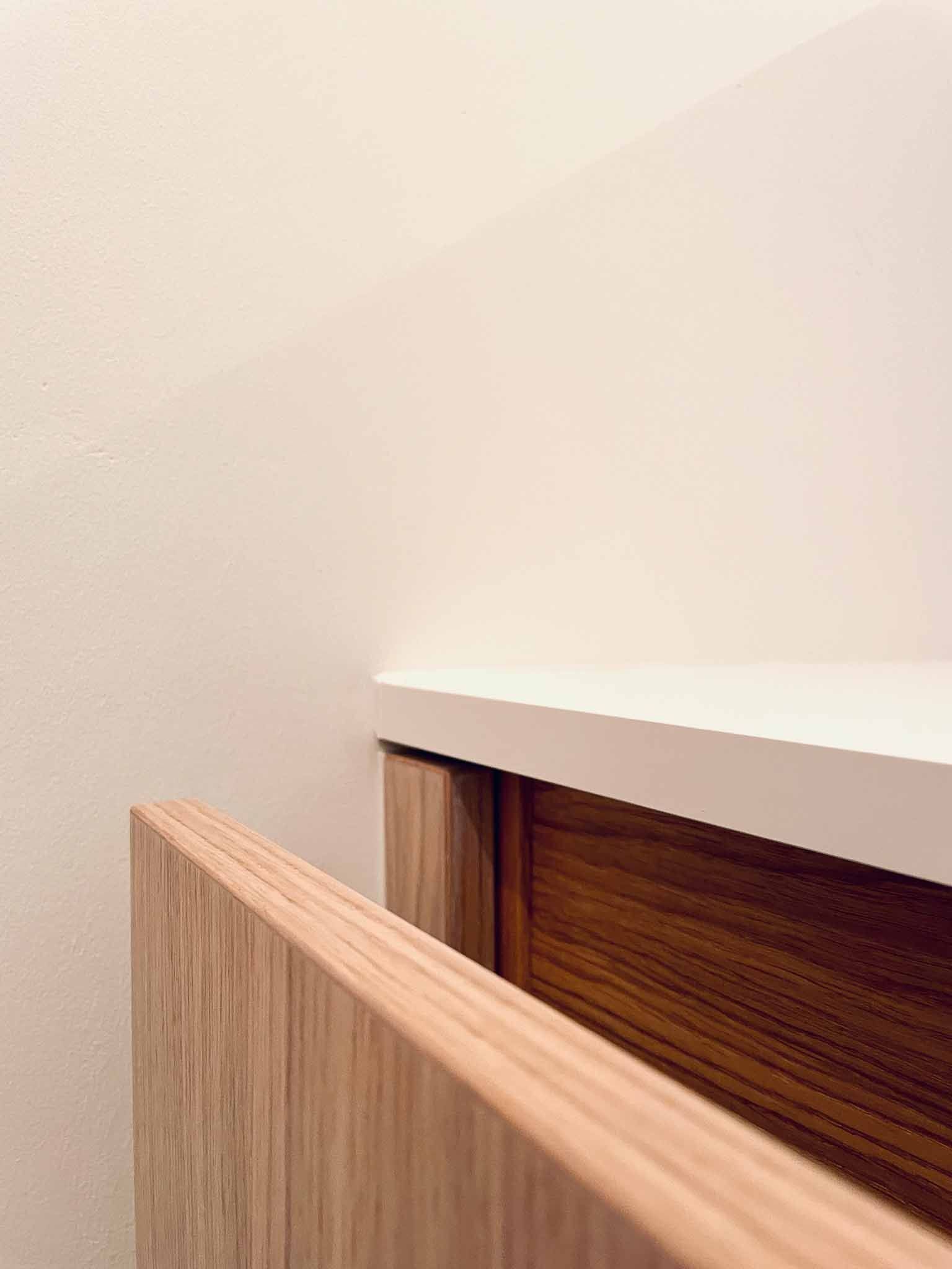 In einer erlangener Wohnung steht nun ein mit Eiche furnierter Waschtisch. Dieser besteht aus zwei Schubladen, einer Deckplatte und einem daraufsitzenden Waschbecken. Material: Eiche furniert Highlight: Griffleisten