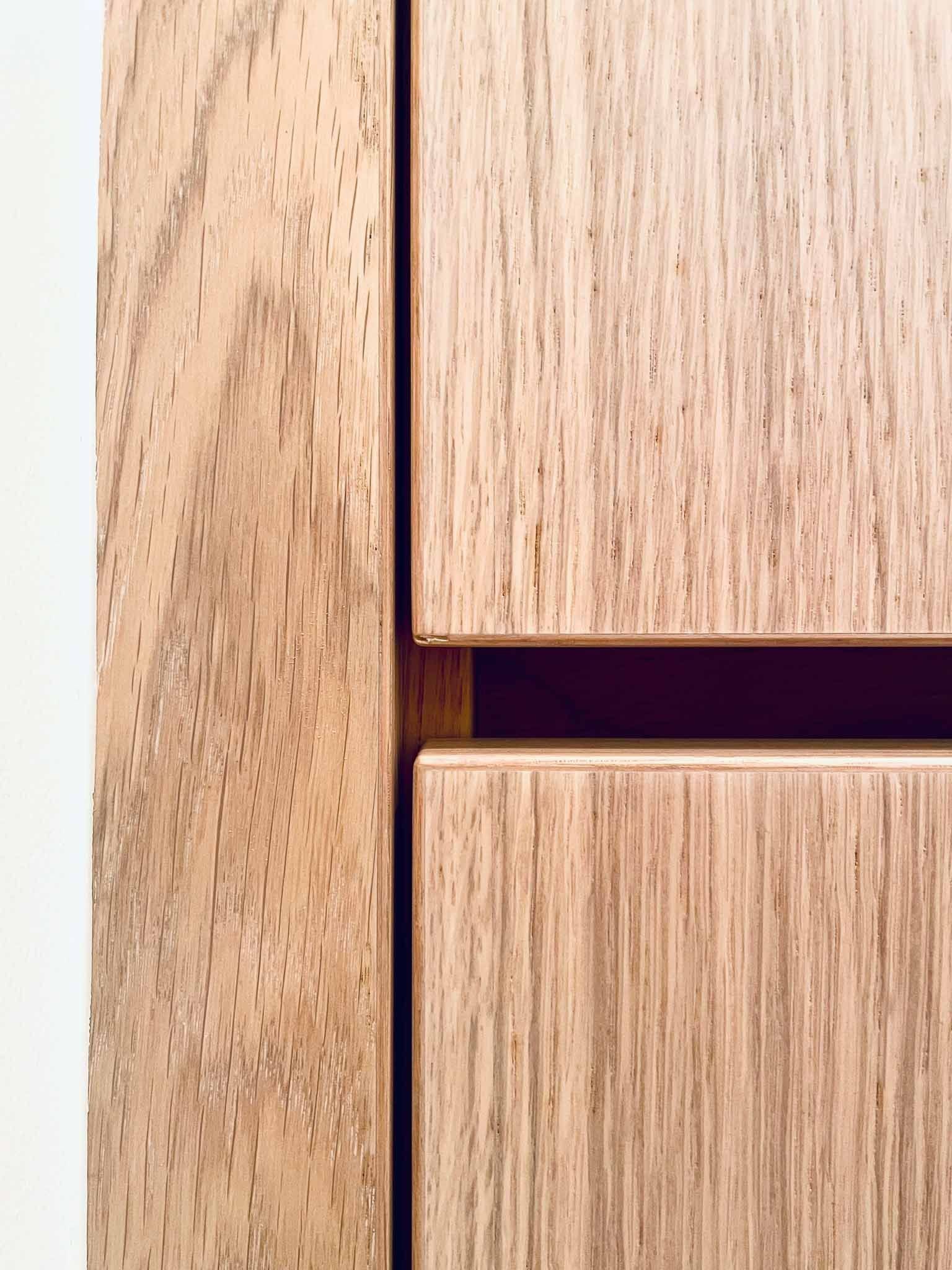 In einer erlangener Wohnung steht nun ein mit Eiche furnierter Waschtisch. Dieser besteht aus zwei Schubladen, einer Deckplatte und einem daraufsitzenden Waschbecken. Material: Eiche furniert Highlight: Griffleisten