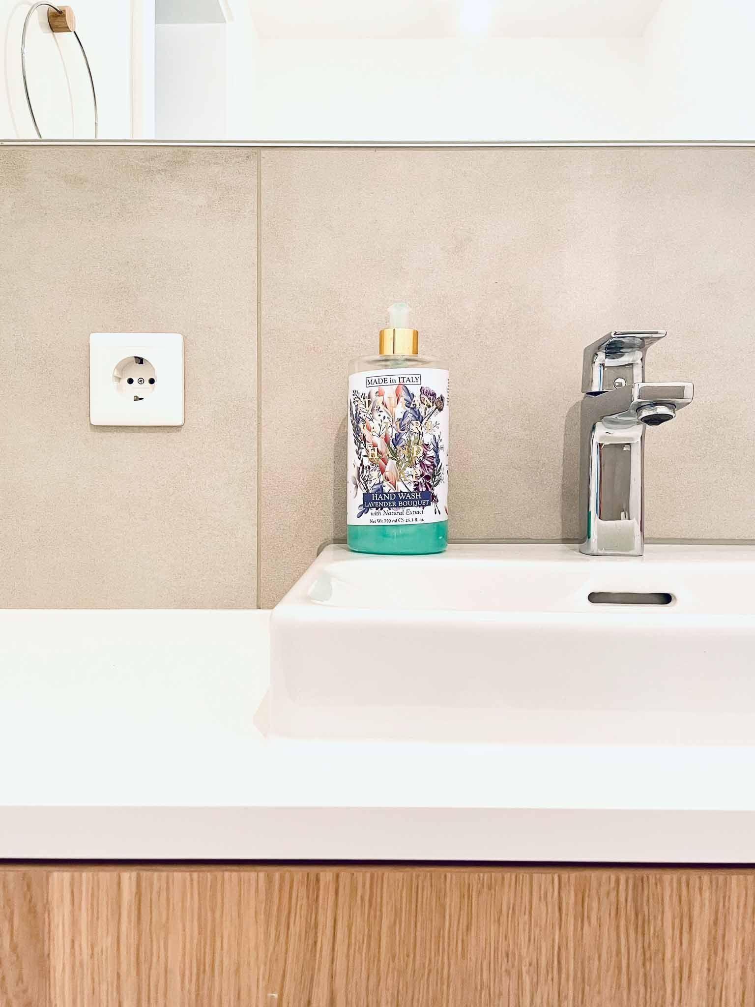 In einer erlangener Wohnung steht nun ein mit Eiche furnierter Waschtisch. Dieser besteht aus zwei Schubladen, einer Deckplatte und einem daraufsitzenden Waschbecken. Material: Eiche furniert Highlight: Griffleisten