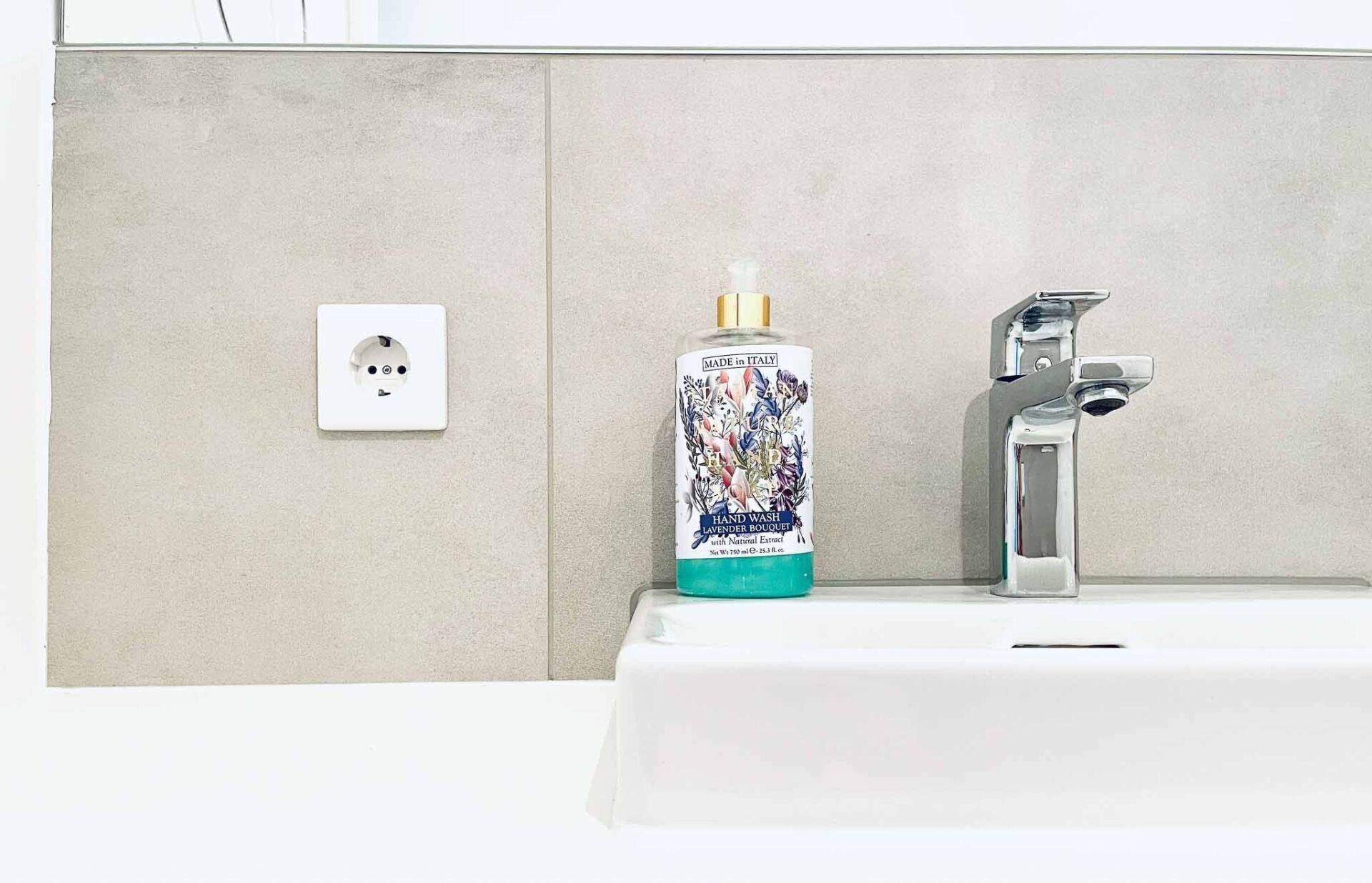 In einer erlangener Wohnung steht nun ein mit Eiche furnierter Waschtisch. Dieser besteht aus zwei Schubladen, einer Deckplatte und einem daraufsitzenden Waschbecken. Material: Eiche furniert Highlight: Griffleisten