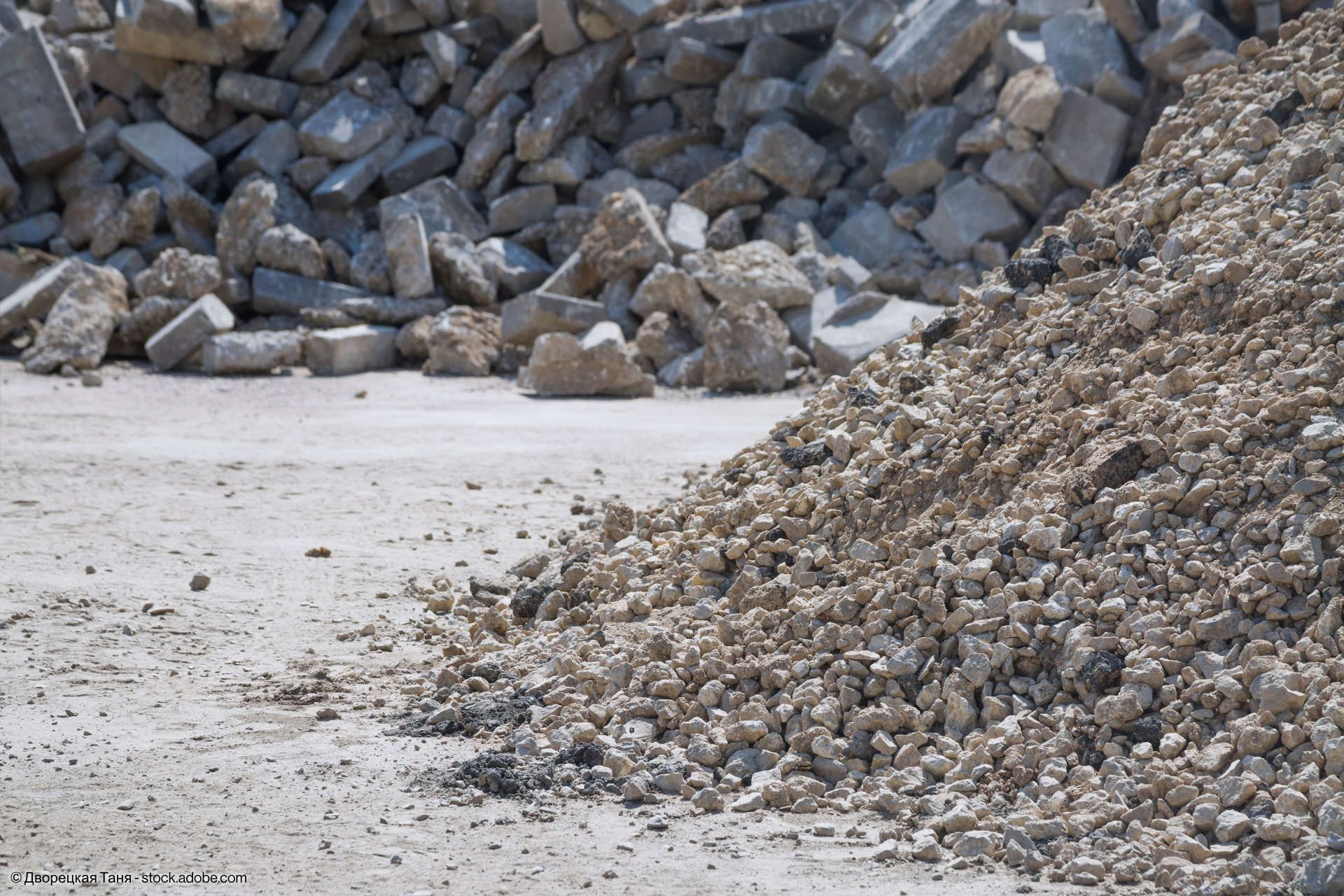 Haufen verschiedener Steingrößen aus dem Straßenaufbruch, Betonaufbruch und Asphaltaufbruch