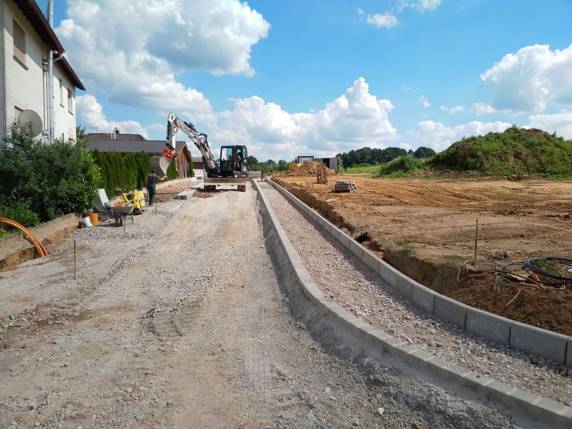 Bau einer Straße in einer Wohnsiedlung
