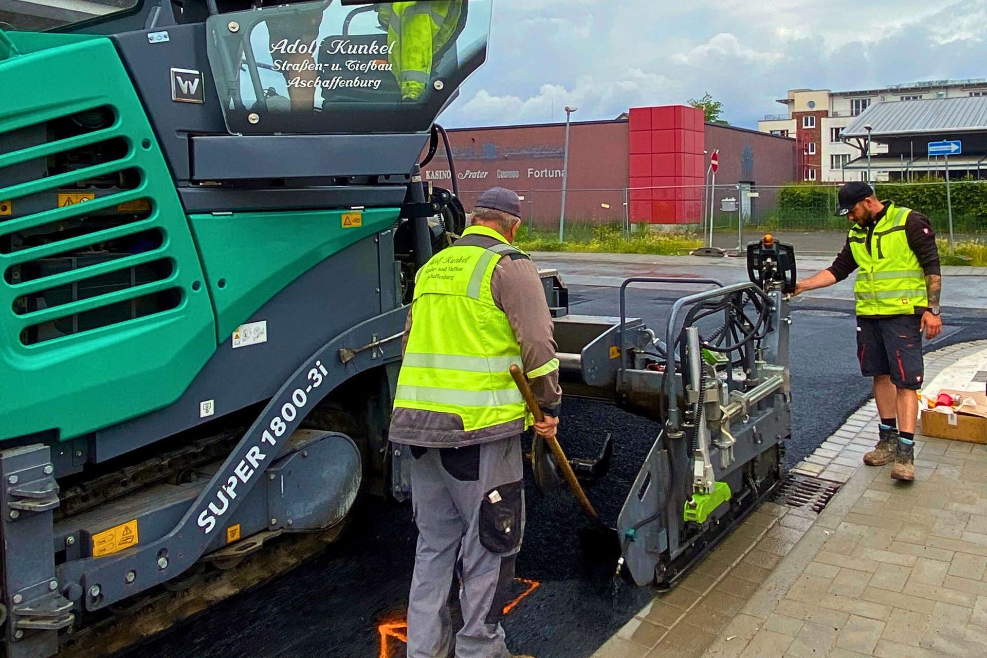 Teeren einer Straße