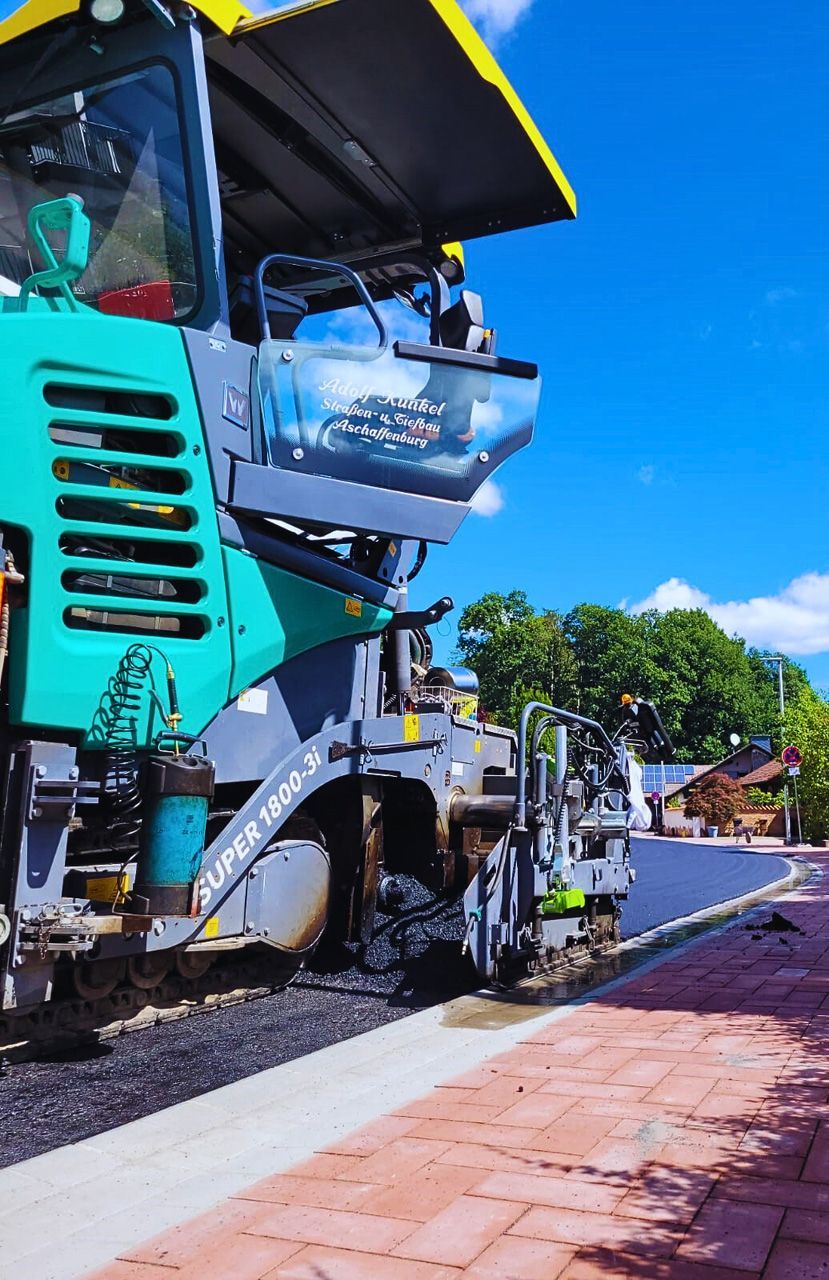 Fertigstellung einer Straße mit Bürgersteig