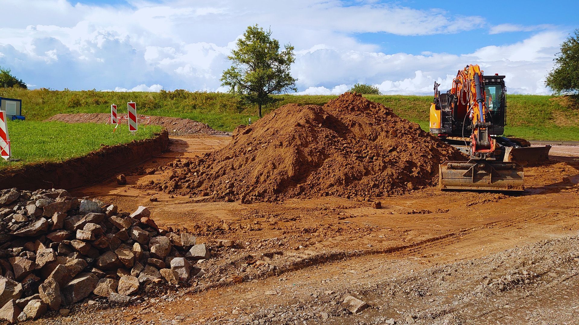 Die Vorarbeiten zum Bau einer Straße durch Erdaushub mit einem Bagger
