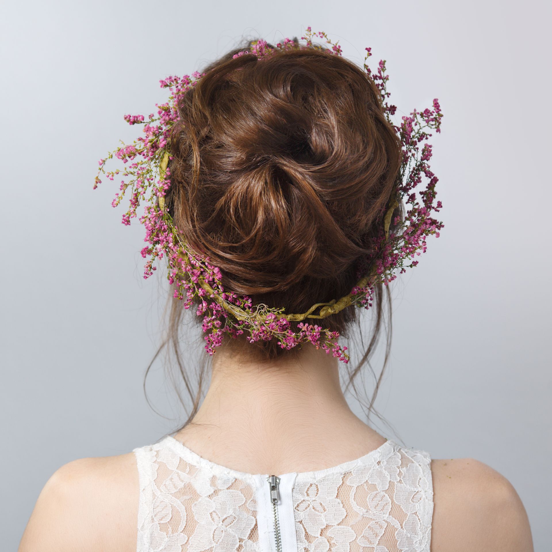 Coiffure mariage bohême et couronne de fleurs