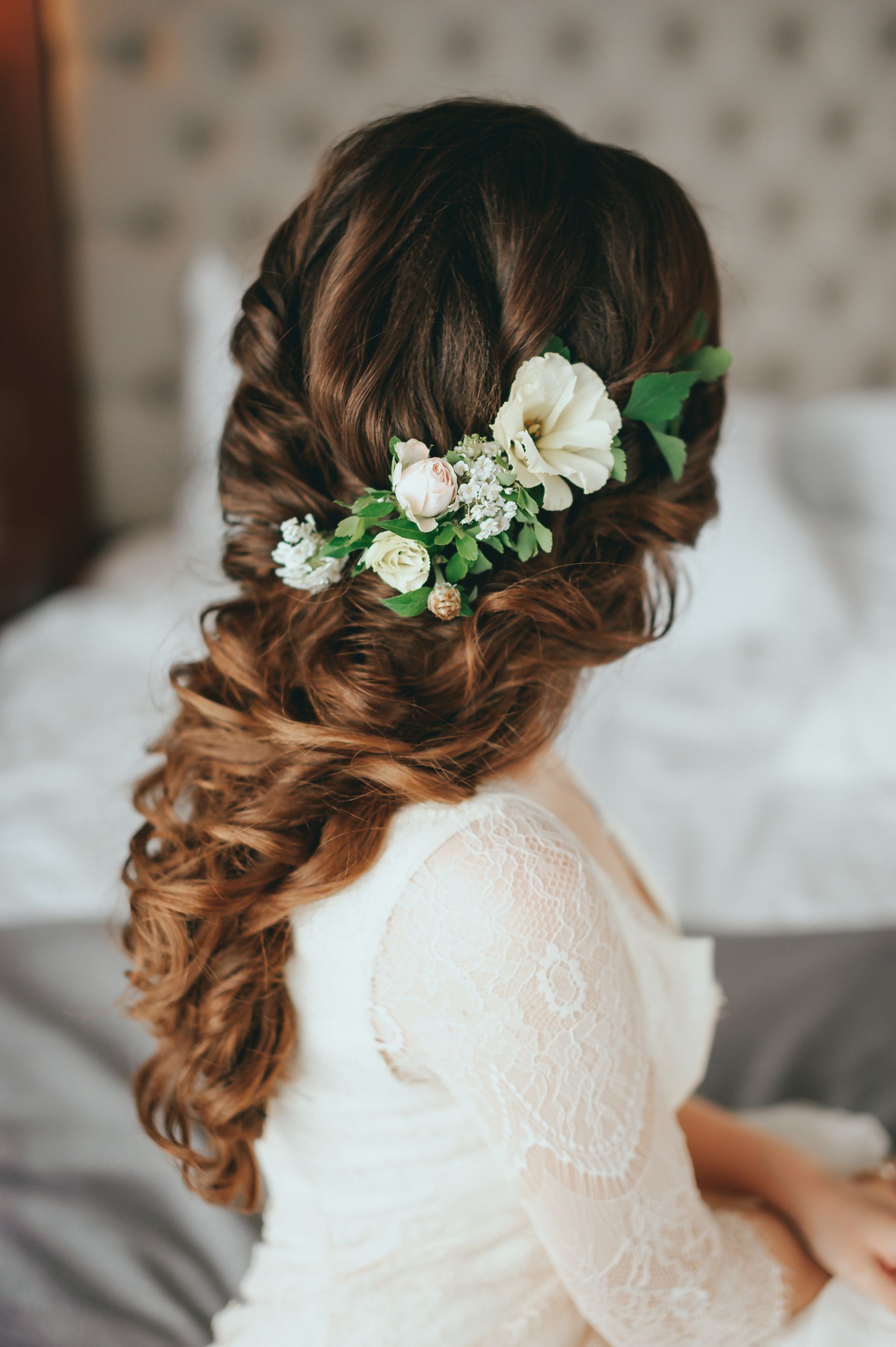 Coiffure cheveux en cascade et bijoux de tête fleurs