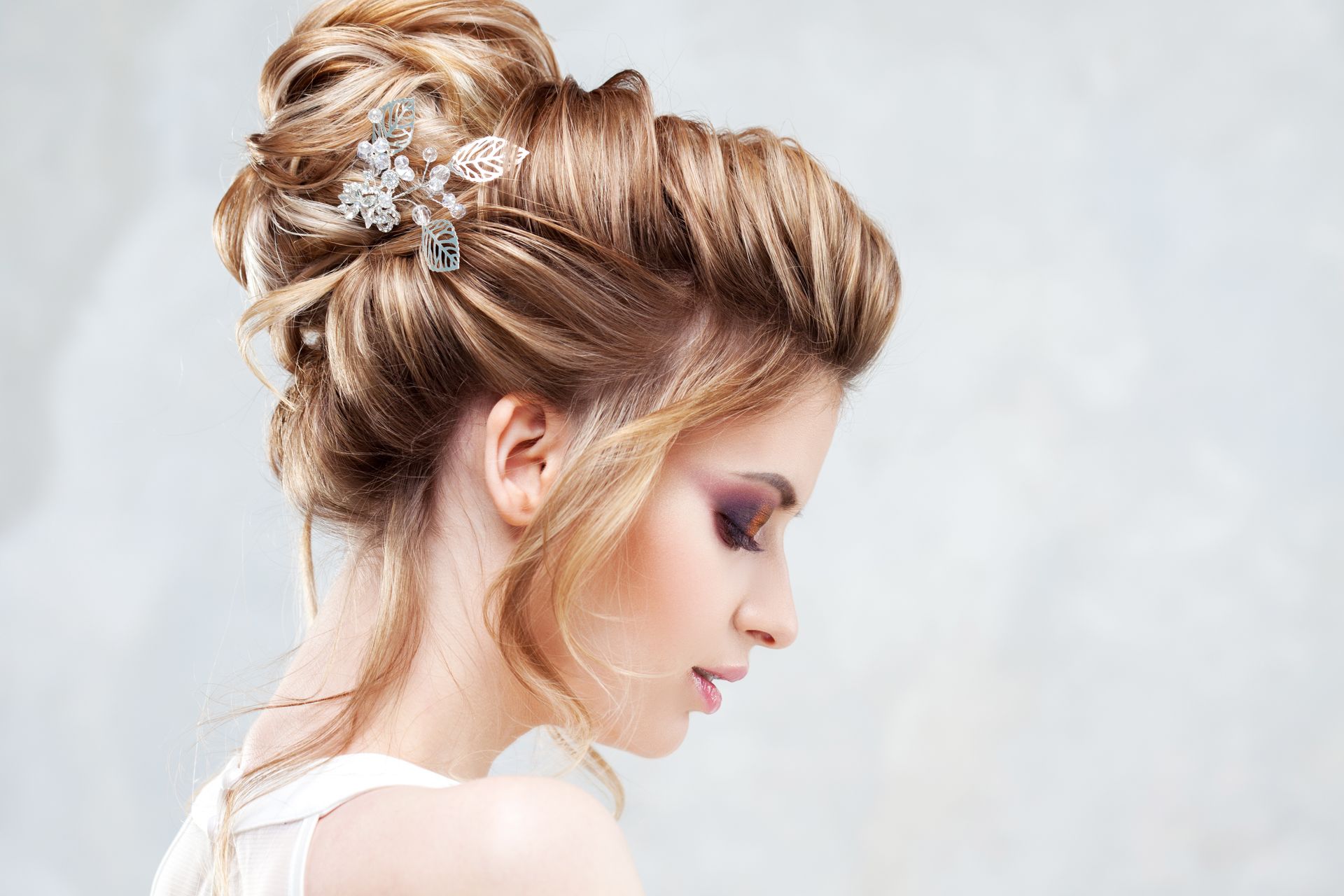 Épingles à cheveux sur chignon romantique