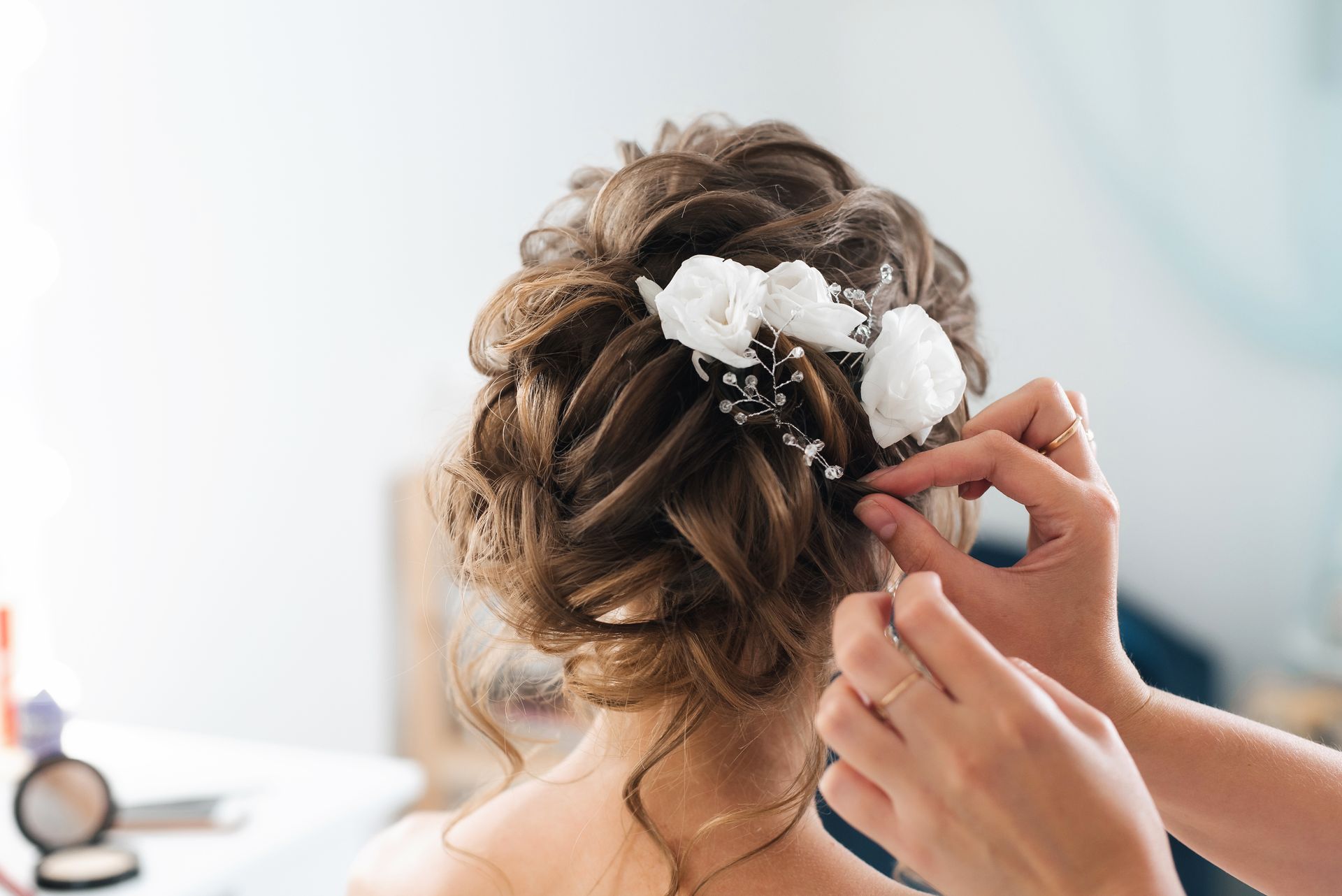 Coiffure chignon et bijoux de tête fleurs