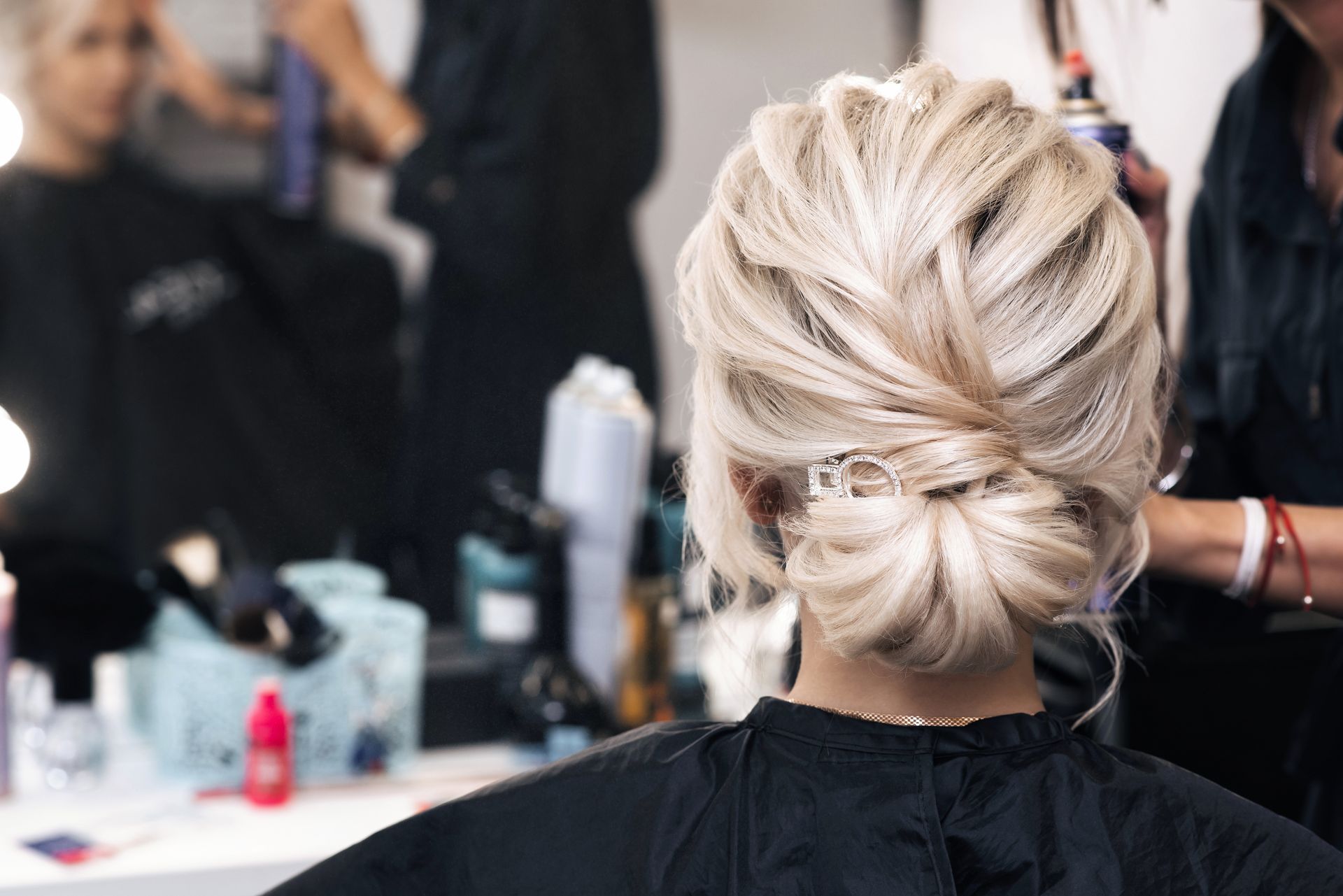 Chignon bas et coloration blond polaire