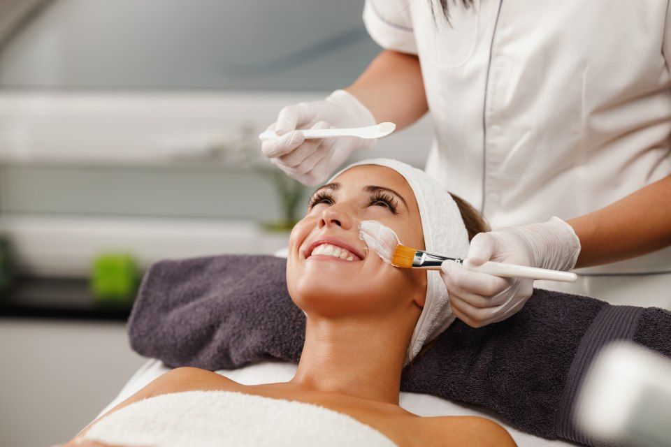 Eine Frau bekommt in einem Schönheitssalon eine Gesichtsbehandlung. Petra's Kosmetik-Studio