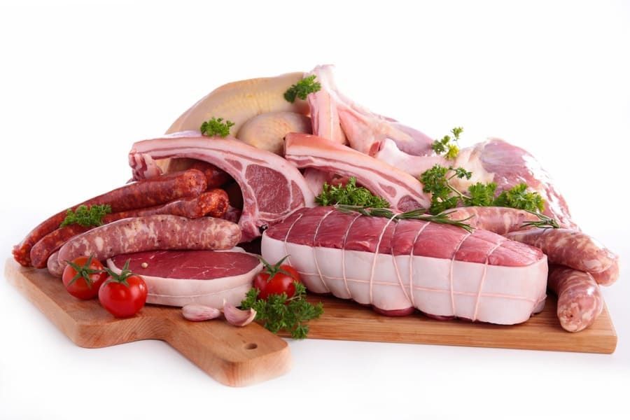 Hay muchos tipos diferentes de carne en la tabla de cortar.