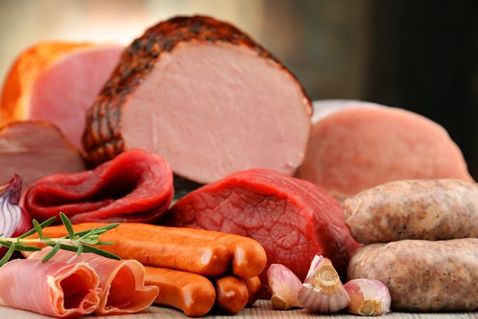 En una mesa hay una variedad de carnes y embutidos.