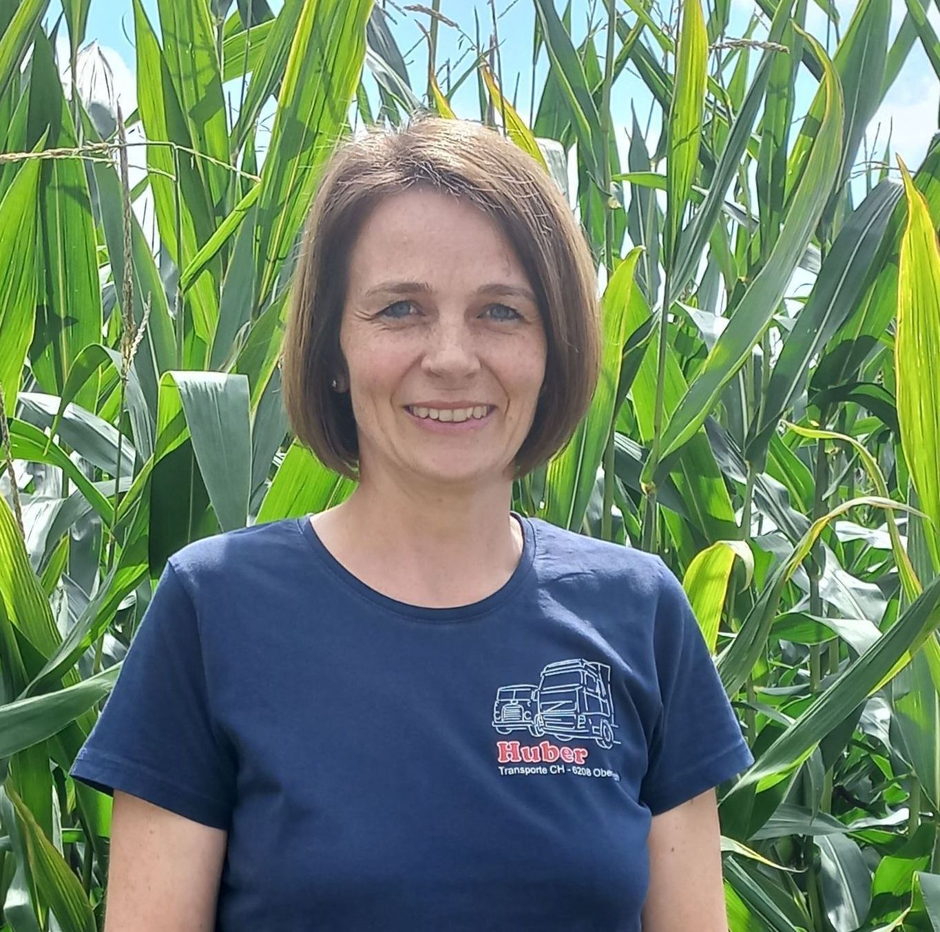 Eine Frau im Anzug lächelt in einem Kreis