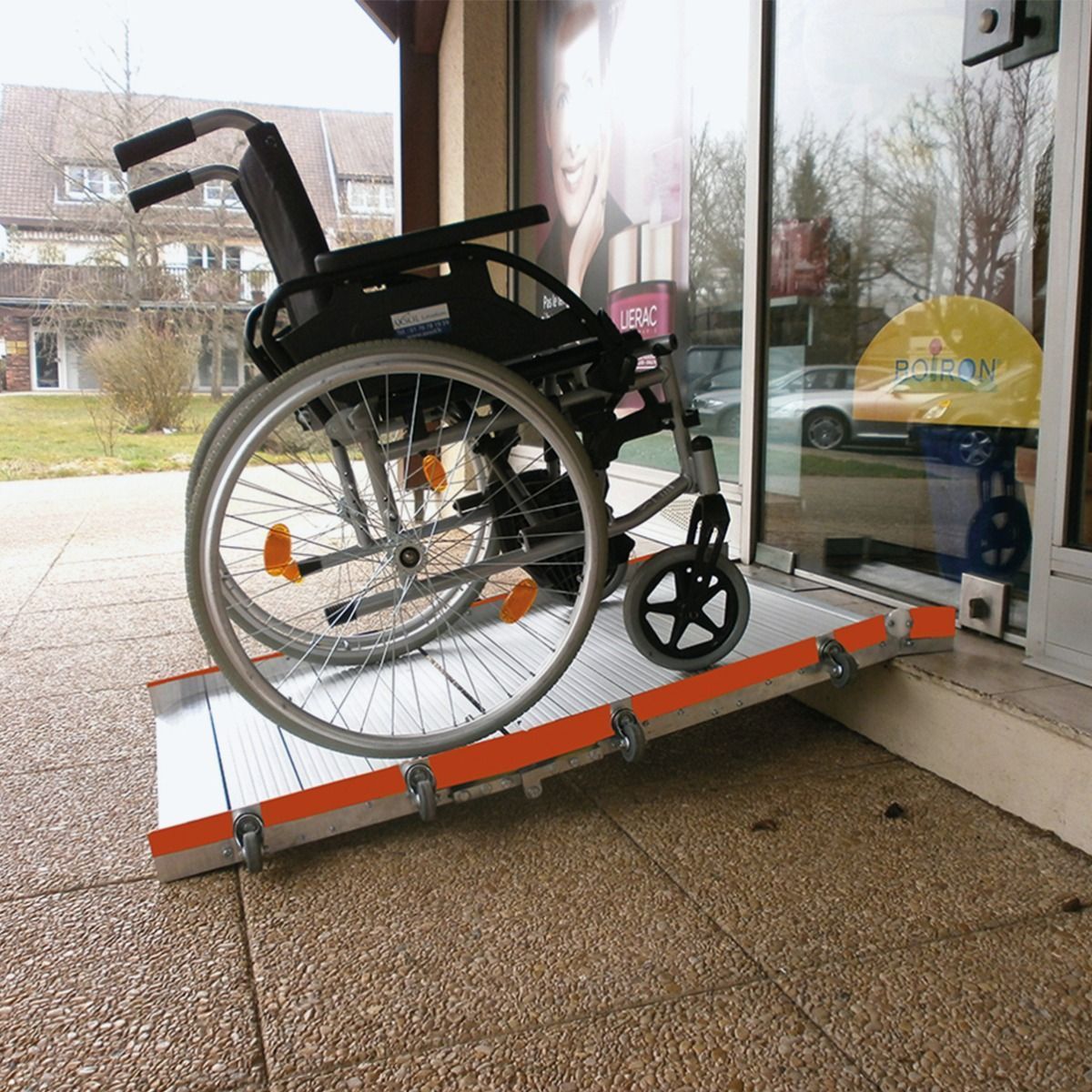 Rampe d'accès pliante pour fauteuil roulant