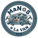 Logotipo circular de MaNOS a La VAN con una furgoneta gris y herramientas, bordeado por la banda de rodadura de un neum&aacute;tico, &ldquo;2026&rdquo; en la parte inferior.