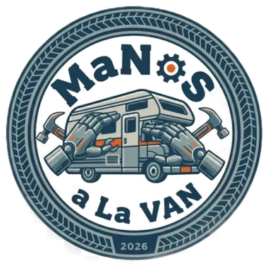Logotipo circular de MaNOS a La VAN con una furgoneta gris y herramientas, bordeado por la banda de rodadura de un neum&aacute;tico, &ldquo;2026&rdquo; en la parte inferior.
