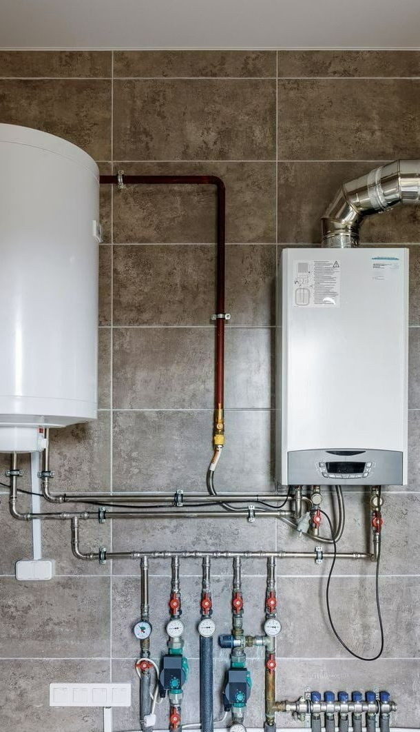 Chaudière murale et raccordements de plomberie