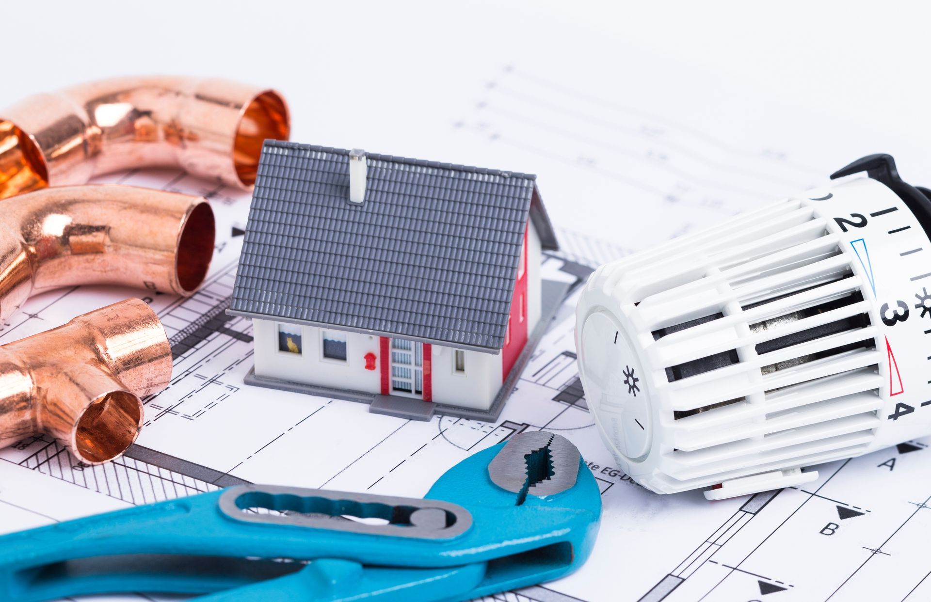 Maisonnette, plan et outils de chauffage et de plomberie