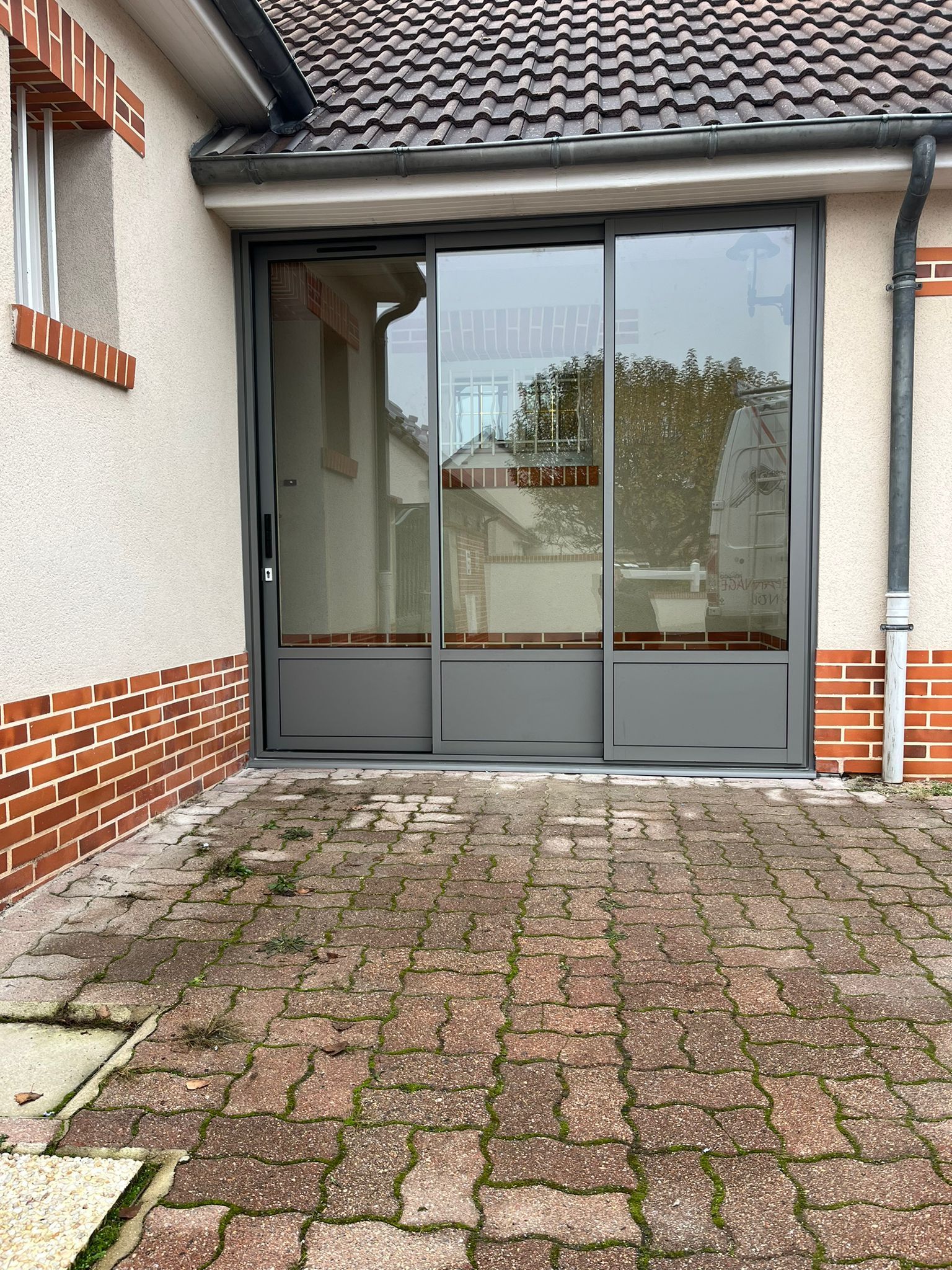 Baie vitrée gris clair