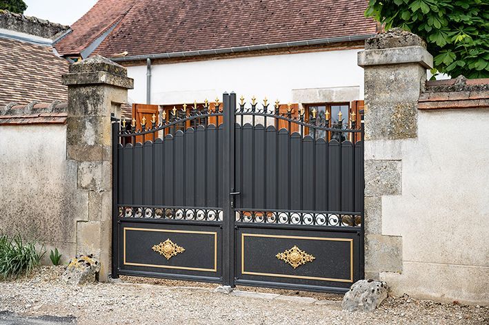 Portail battant en acier