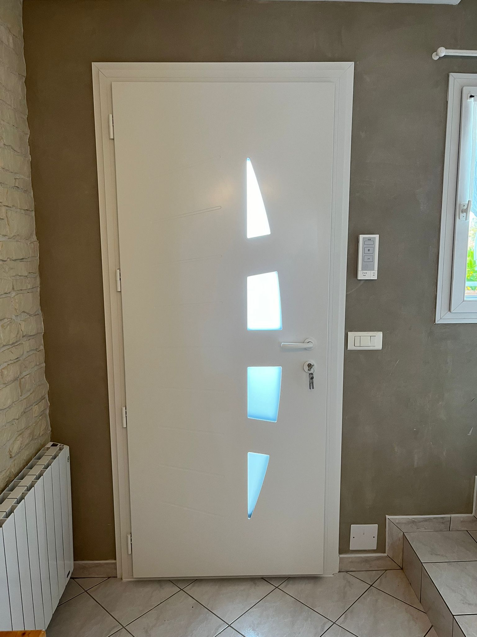 Porte d'entrée blanche et design