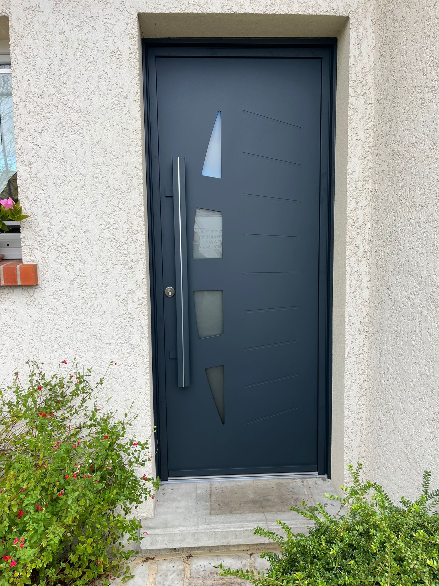 Porte d'entrée en aluminium et vitrée