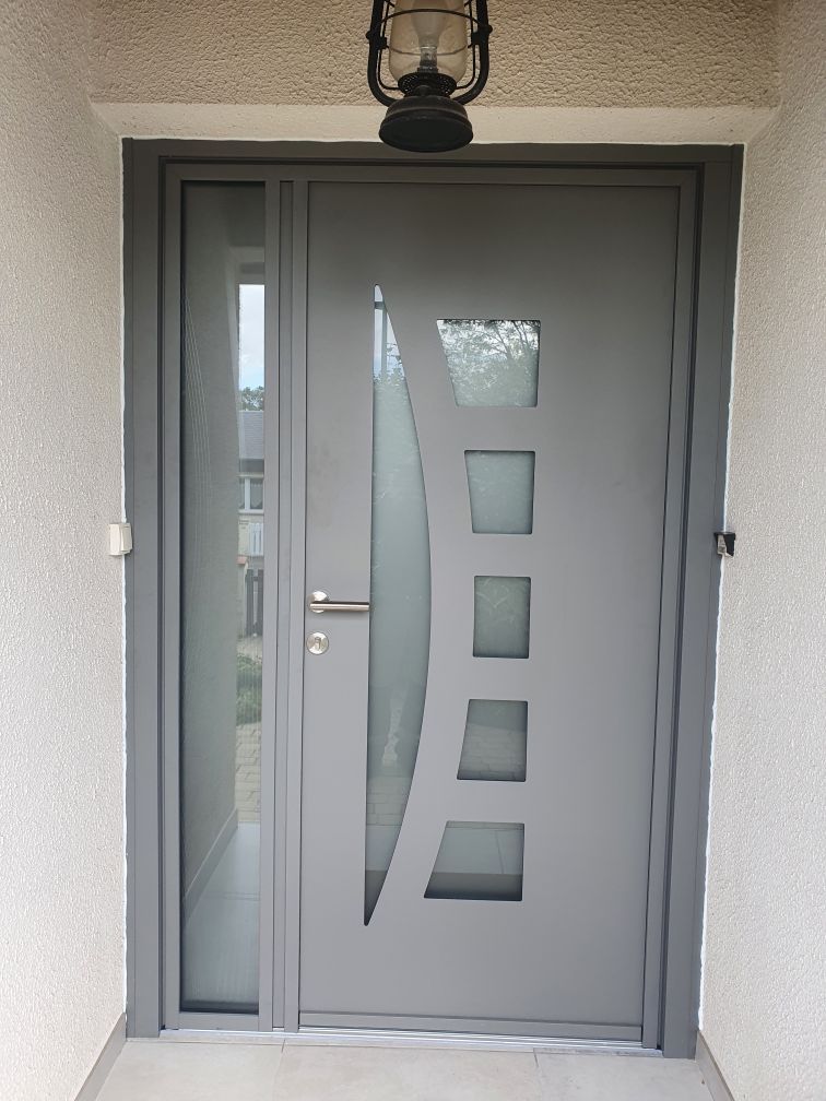 Porte d'entrée gris clair en aluminium