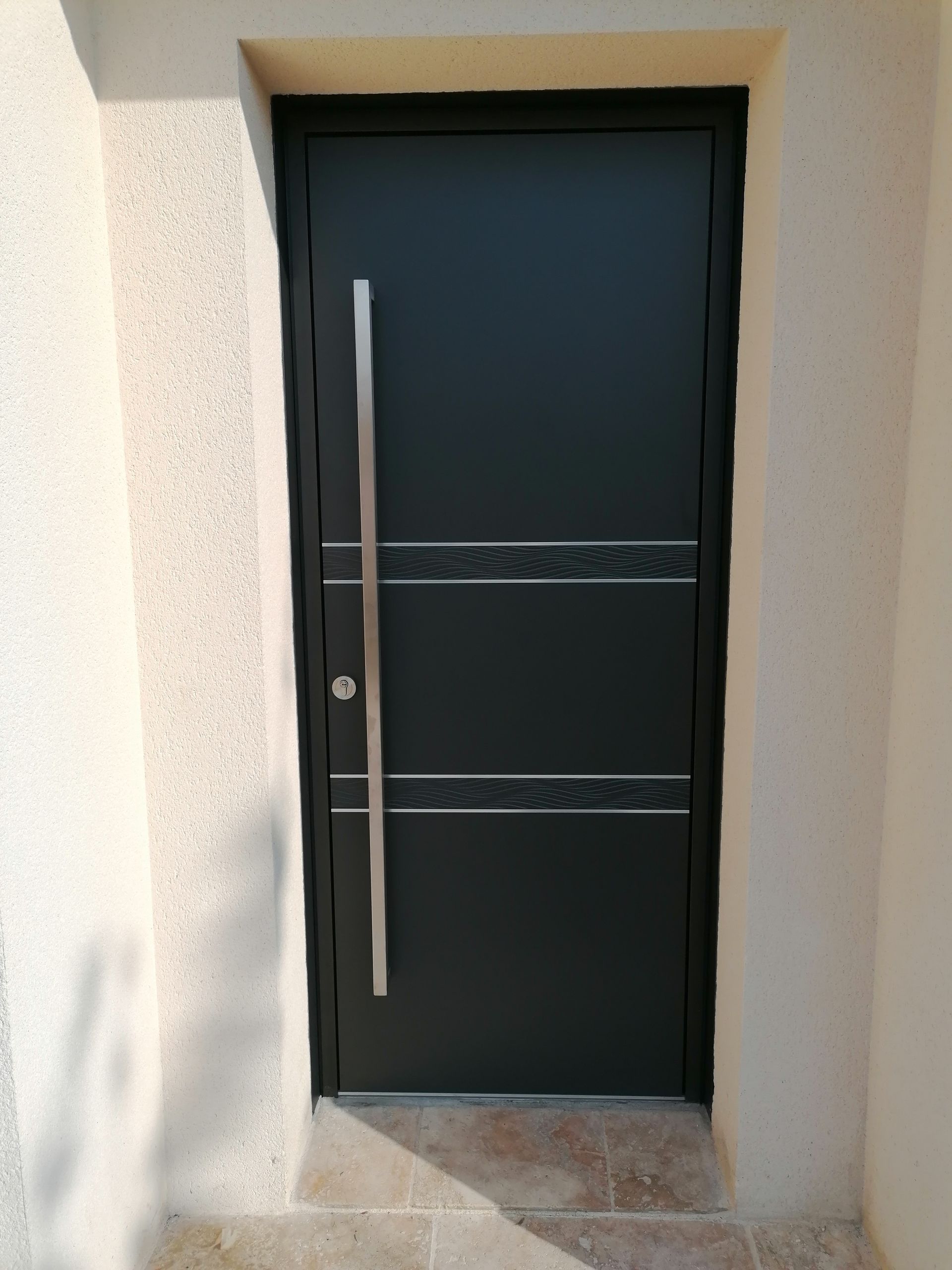Porte d'entrée grise en aluminium